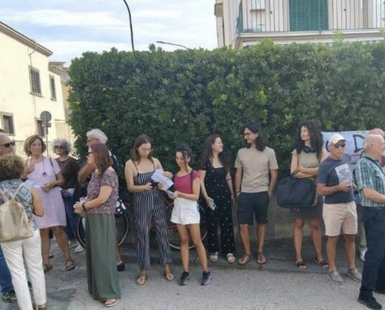 «La terra trema, le istituzioni dormono»: Pozzuoli scende in piazza e minaccia il blocco del porto