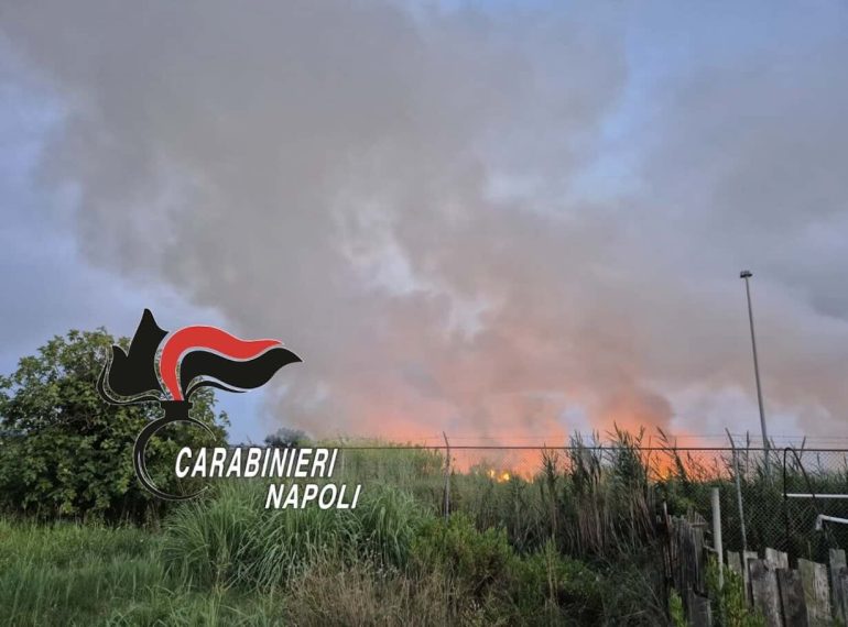 Licola, brucia le sterpaglie e scatena un inferno di fuoco nell’ex base Nato: arrestato