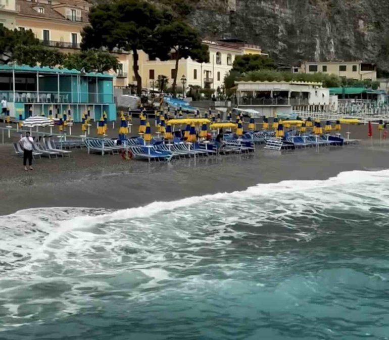 Maiori, l’Arpac conferma la balneabilità del mare nonostante la mucillagine