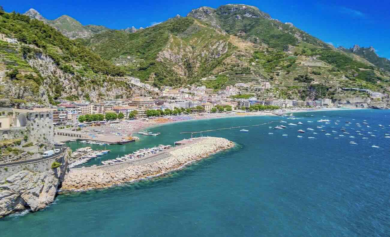 Maiori, il mare è balneabile: Arpac conferma la sicurezza delle acque nonostante la macchia