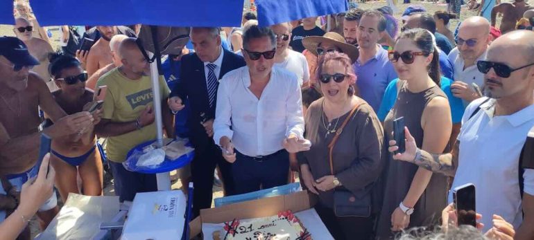 Napoli, il Mappatella Beach festeggia 21 anni: da discarica a simbolo di inclusione e accesso al mare