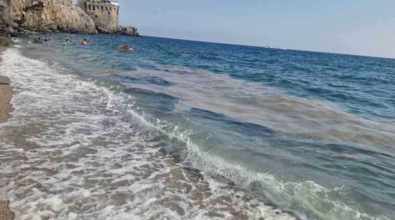Mare sporco a Maiori, sostanze oleose e schiuma a riva: allarme tra i bagnanti