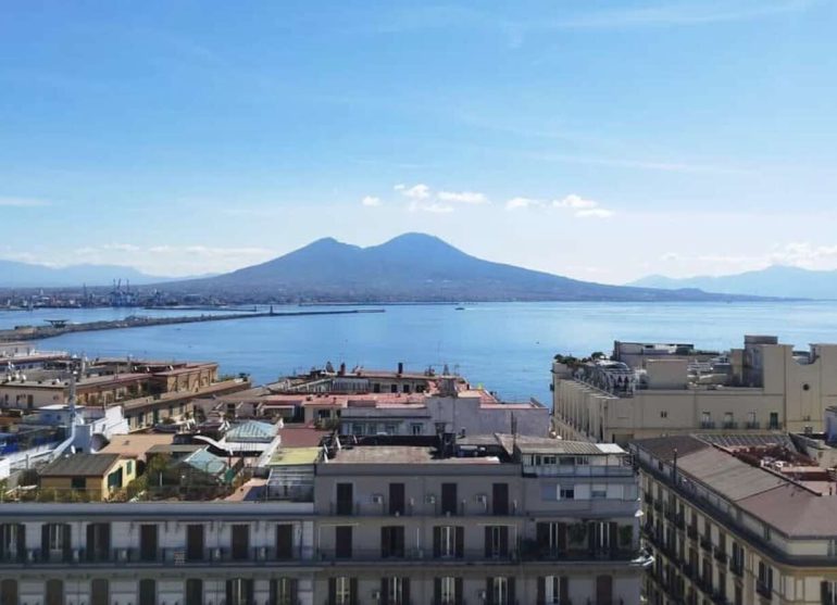 Meteo Napoli e Campania oggi 11 agosto : punte fino a 35°C, afa intensa e bollino rosso