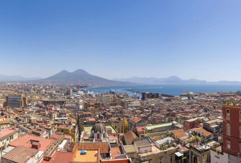 Meteo Napoli e Campania oggi 12 agosto: bollino rosso e punte fino a 40 gradi