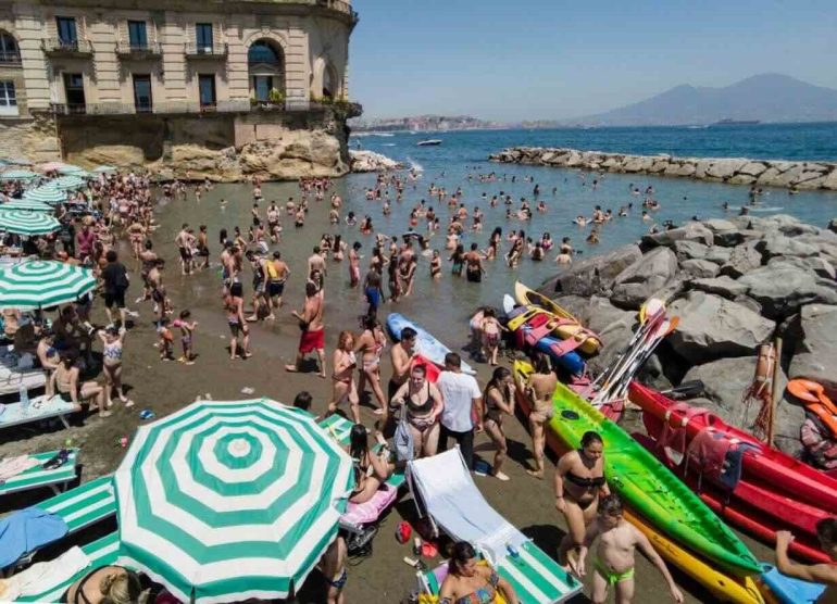 Meteo Napoli e Campania oggi 15 agosto: ancora caldo ma da stasera le temperature scendono