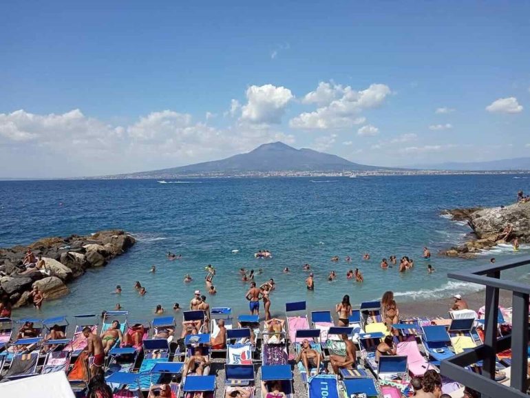 Meteo Napoli e Campania per oggi 5 agosto: giornata da bollino rosso