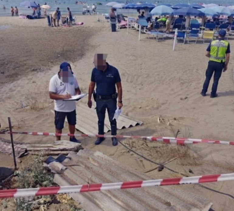 Mondragone, discarica abusiva a due passi dal mare: sequestrata area con amianto e nasse illegali