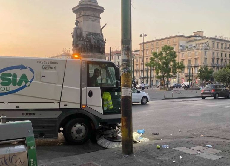Napoli, 30 interventi in una settimana: pulizie da Mergellina a Bagnoli