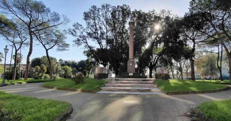 Napoli, accoltellato all’addome per sedare una rissa al Molosiglio: grave 68enne
