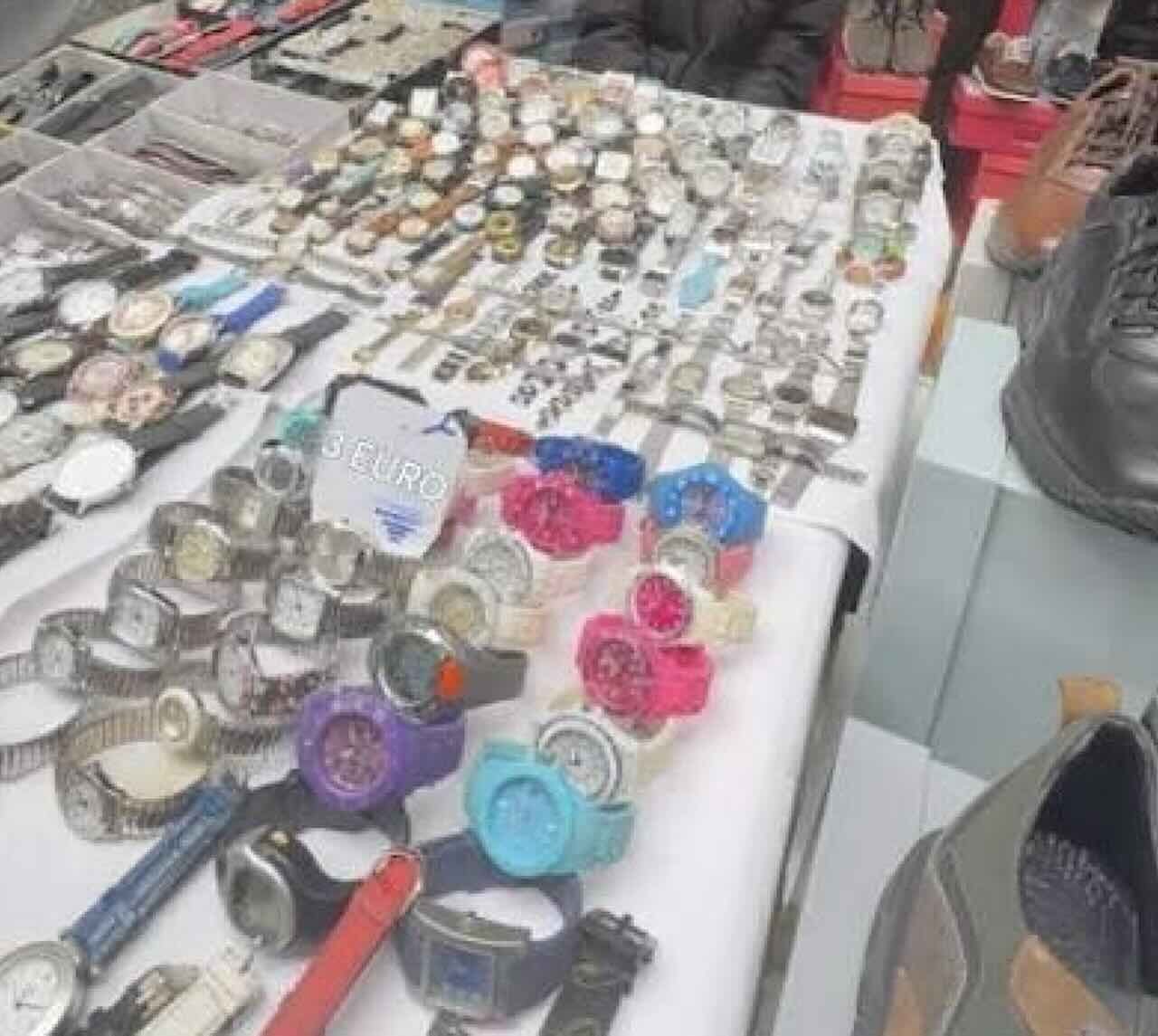 Una bancarella del falso alla Maddalena