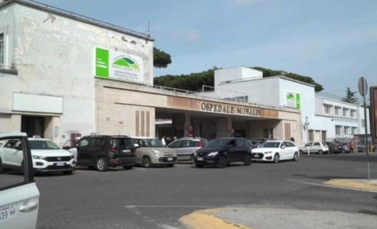 Napoli, caduta in corsia e infezione ospedaliera, condannata l’Azienda Ospedaliera dei Colli: risarcimento da 350mila euro ai familiari