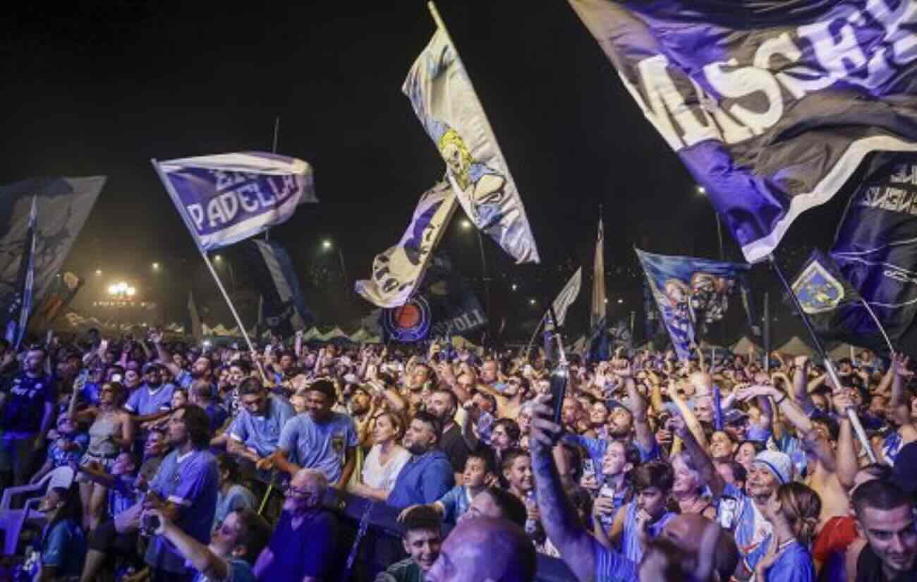 60.000 tifosi in Piazza del Plebiscito per la celebrazione del centenario del Napoli, con momenti emozionanti e spettacoli