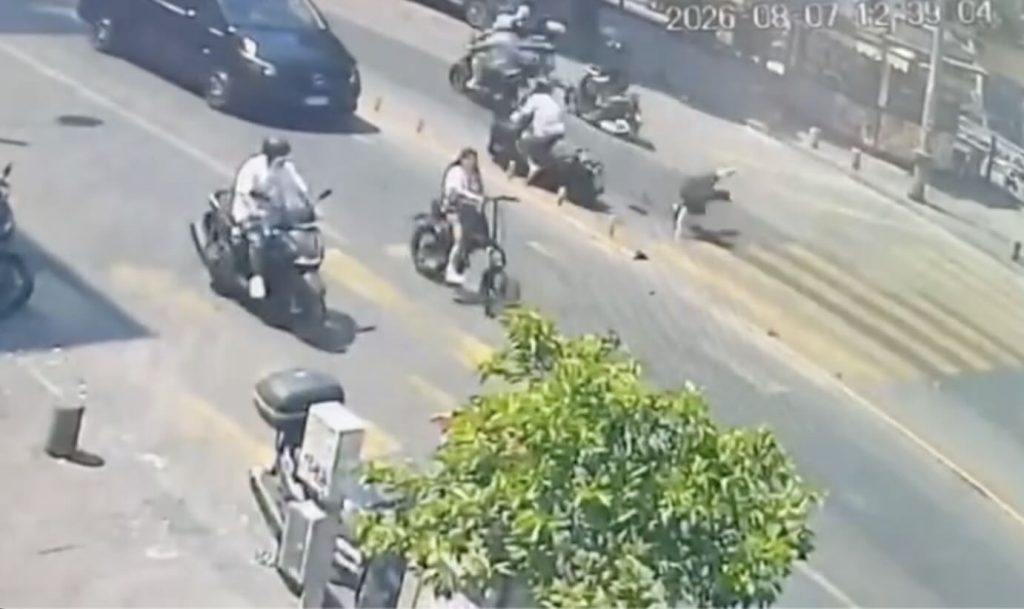 Napoli, choc in via Foria: anziana travolta da scooter sulle strisce pedonali