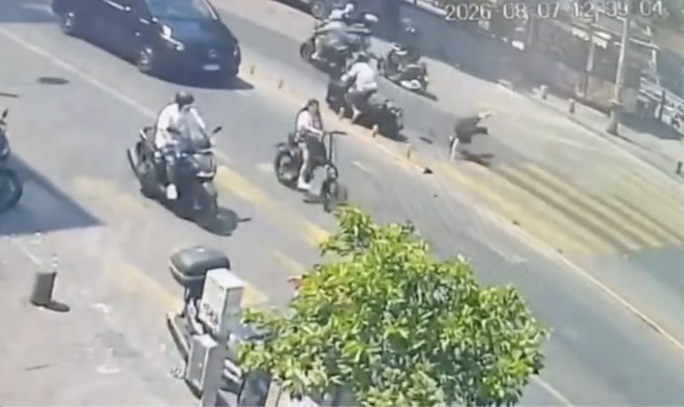 Napoli, choc in via Foria: anziana travolta da scooter sulle strisce pedonali