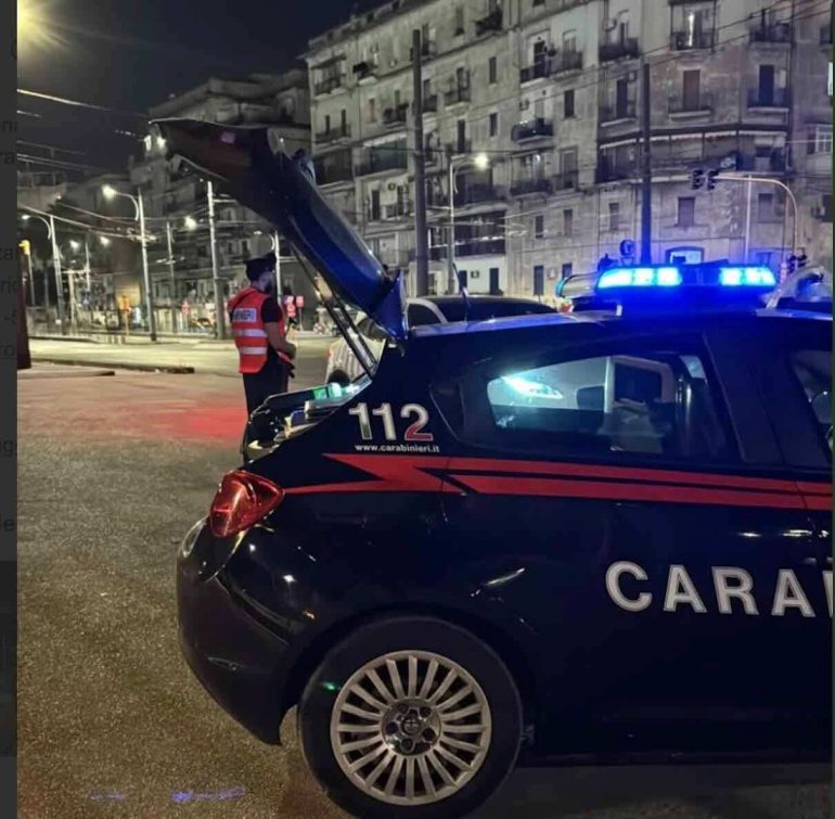 Napoli, droga nascosta nel passamano di un condominio: sequestrate 29 bustine di marijuana