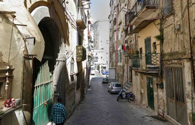 Napoli, ferito a coltellate in centro storico: operato al Pellegrini