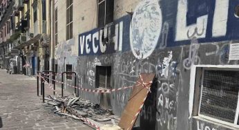 Napoli, fiamme alla sede della Municipalità 1: distrutta parte degli uffici della Torretta