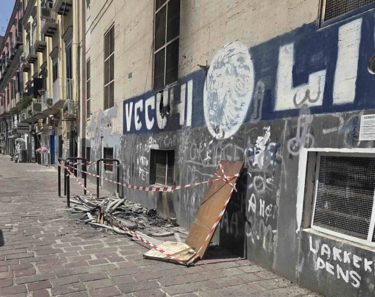 Napoli, fiamme alla sede della Municipalità 1: distrutta parte degli uffici della Torretta