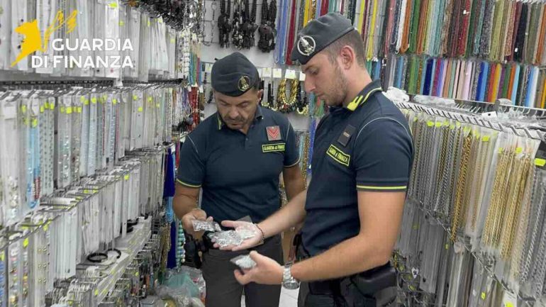 Napoli, maxi-sequestro della Finanza: oltre 3,4 milioni di articoli pericolosi per la salute