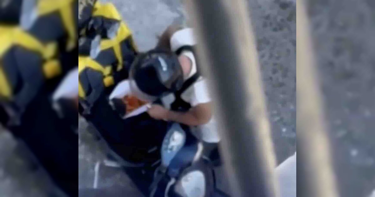 Napoli, rider filmato mentre mangia il cibo dei clienti: la denuncia social fa il giro del web