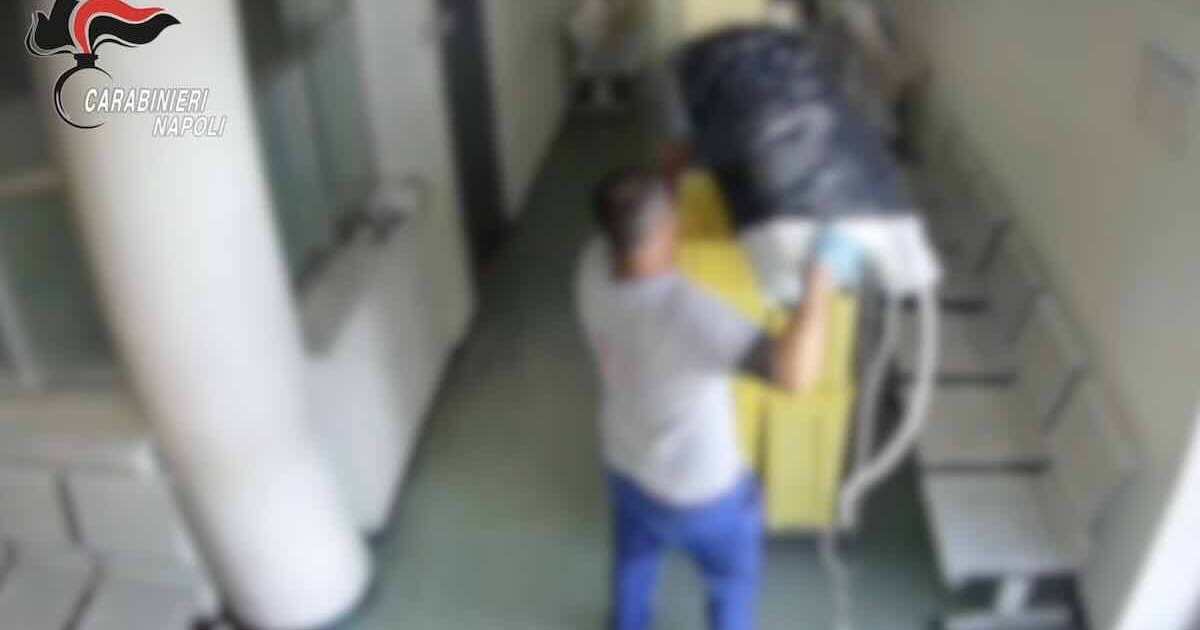 Napoli, ruba un condizionatore dalla sala d’attesa dell’ospedale: incastrato dalle telecamere
