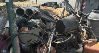 Napoli, sversa rifiuti speciali vicino al campetto a Soccavo: denunciata 55enne