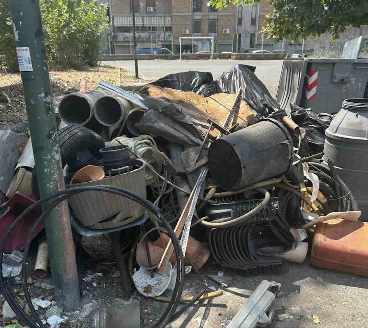 The rubbish abandoned near the Soccavo pitch