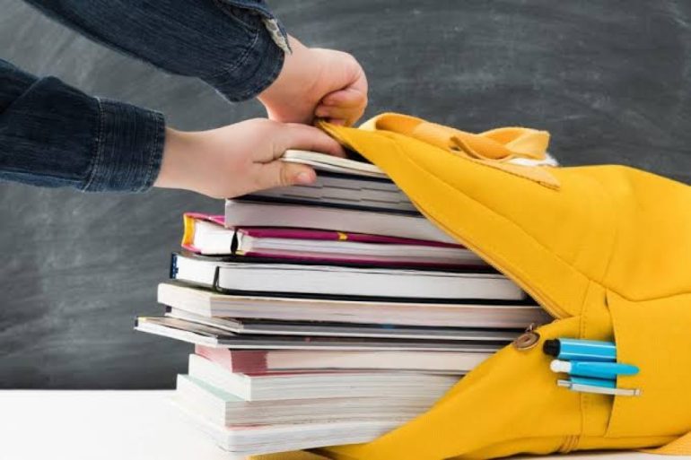 Napoli tornano i contributi per i libri di testo: al via le domande per il bonus