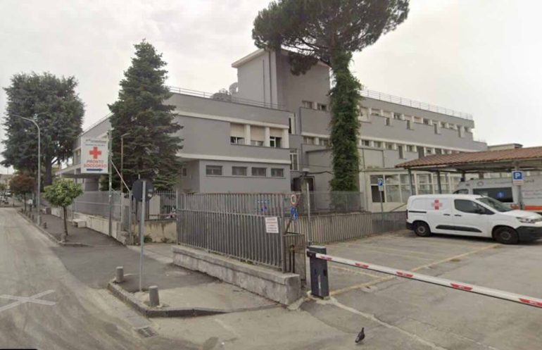 Notte di follia a Calvizzano: sbanda con l’auto a 17 anni, un amico è in fin vita