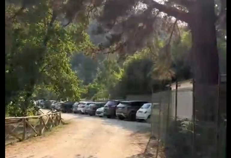 Parcheggio selvaggio all’Arco Naturale di Palinuro: «Area protetta lasciata al caos»