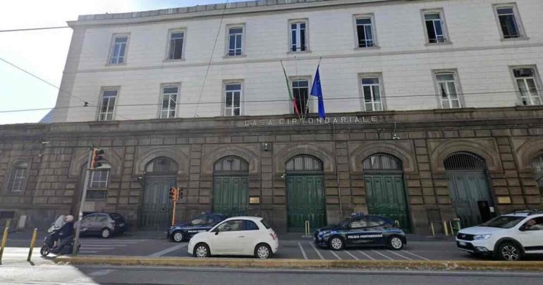 Poggioreale, blitz della Polizia penitenziaria: sequestrati 15 cellulari e oltre mezzo chilo di hashish