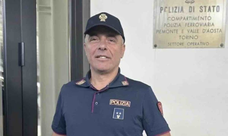 Napoli, donna si strozza con un boccone, poliziotto torinese la salva con la manovra di Heimlich