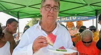 Portici anticipa Ferragosto con anguria e ciliegie per i bagnanti