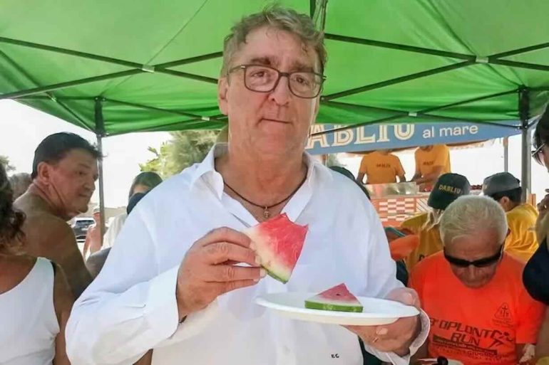 Portici anticipa Ferragosto con anguria e ciliegie per i bagnanti