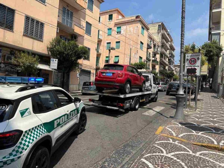 Portici, sequestrata Fiat 500X rubata: aveva targa polacca e telaio contraffatto