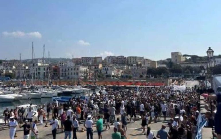 Pozzuoli, i cittadini tornano in piazza: «Pronti a bloccare tutto»