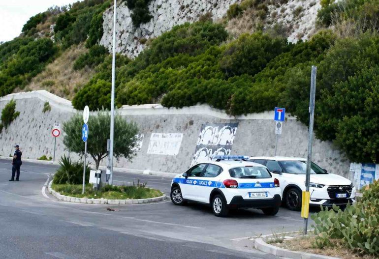 Pozzuoli, masso si stacca dal costone: solo il caso evita la tragedia