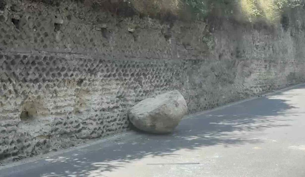 Pozzuoli, masso si stacca dalla montagna e travolge un’auto: coppia salva per miracolo