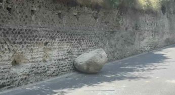 Pozzuoli, masso si stacca dalla montagna e travolge un’auto: coppia salva per miracolo