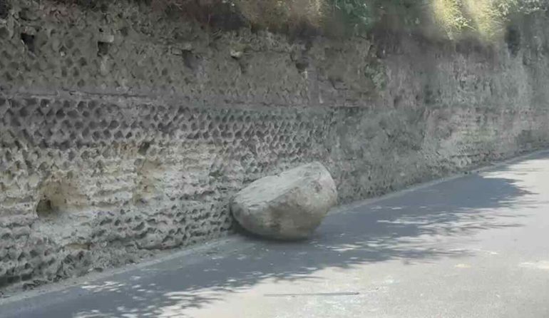 Pozzuoli, masso si stacca dalla montagna e travolge un’auto: coppia salva per miracolo