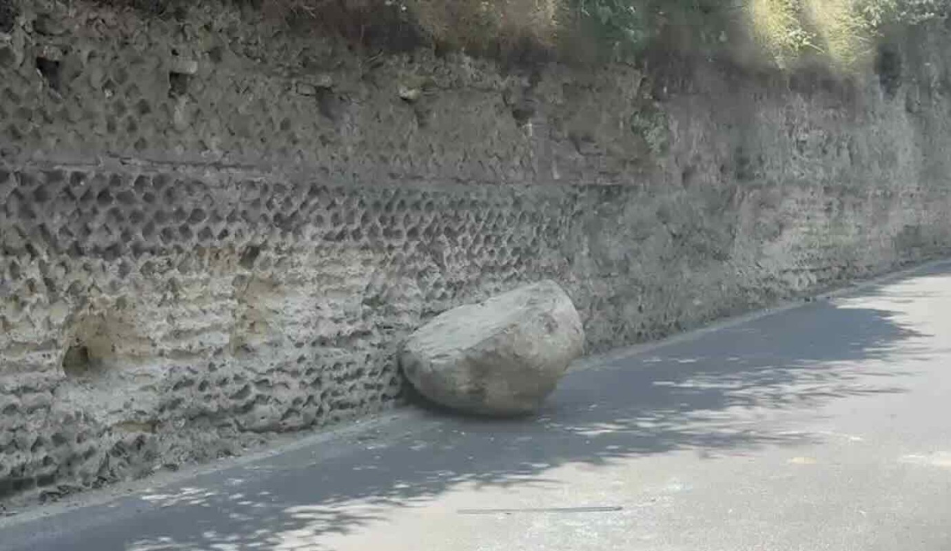 Il masso caduto in strada