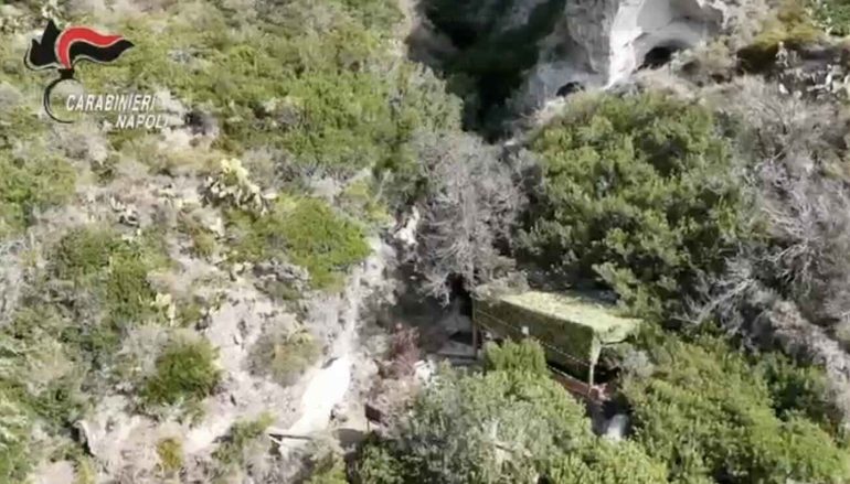 Ischia, il resort abusivo nascosto tra gli scogli e in un’area a rischio frana