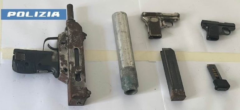 Rione Traiano, sequestrate le armi della faida: arsenale sotto una borsa