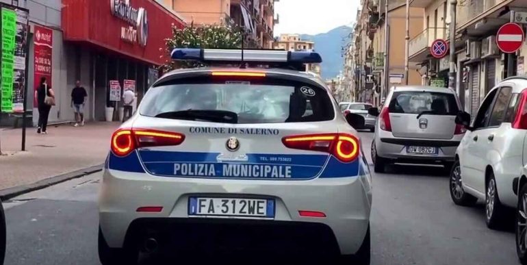 Salerno, chiuso ostello del centro storico: 42 posti letto abusivi e carenze igienico-sanitarie