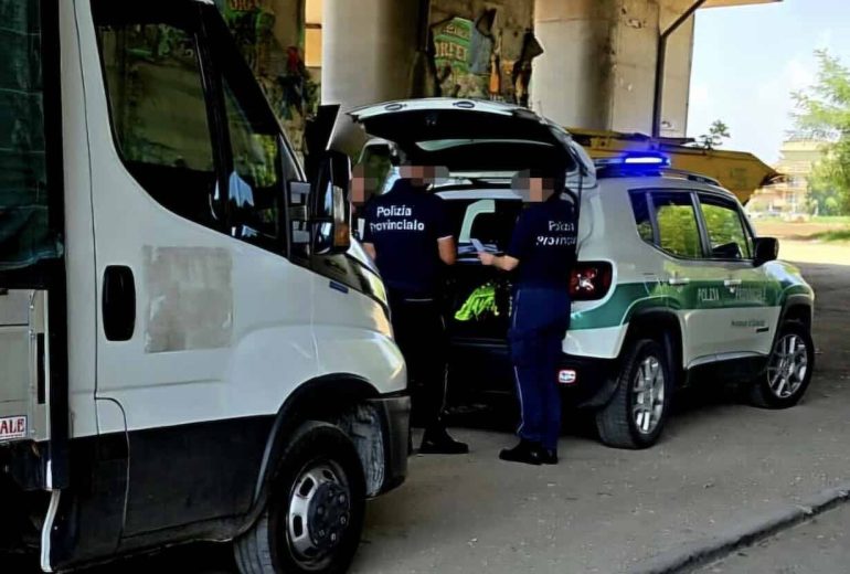 Santa Maria Capua Vetere, trasportava veleni mescolati ai rifiuti: dipendente comunale nei guai