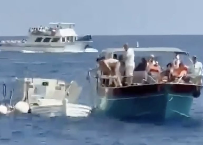 Scontro tra due gozzi in Costiera Amalfitana, passeggeri costretti a tuffarsi in mare