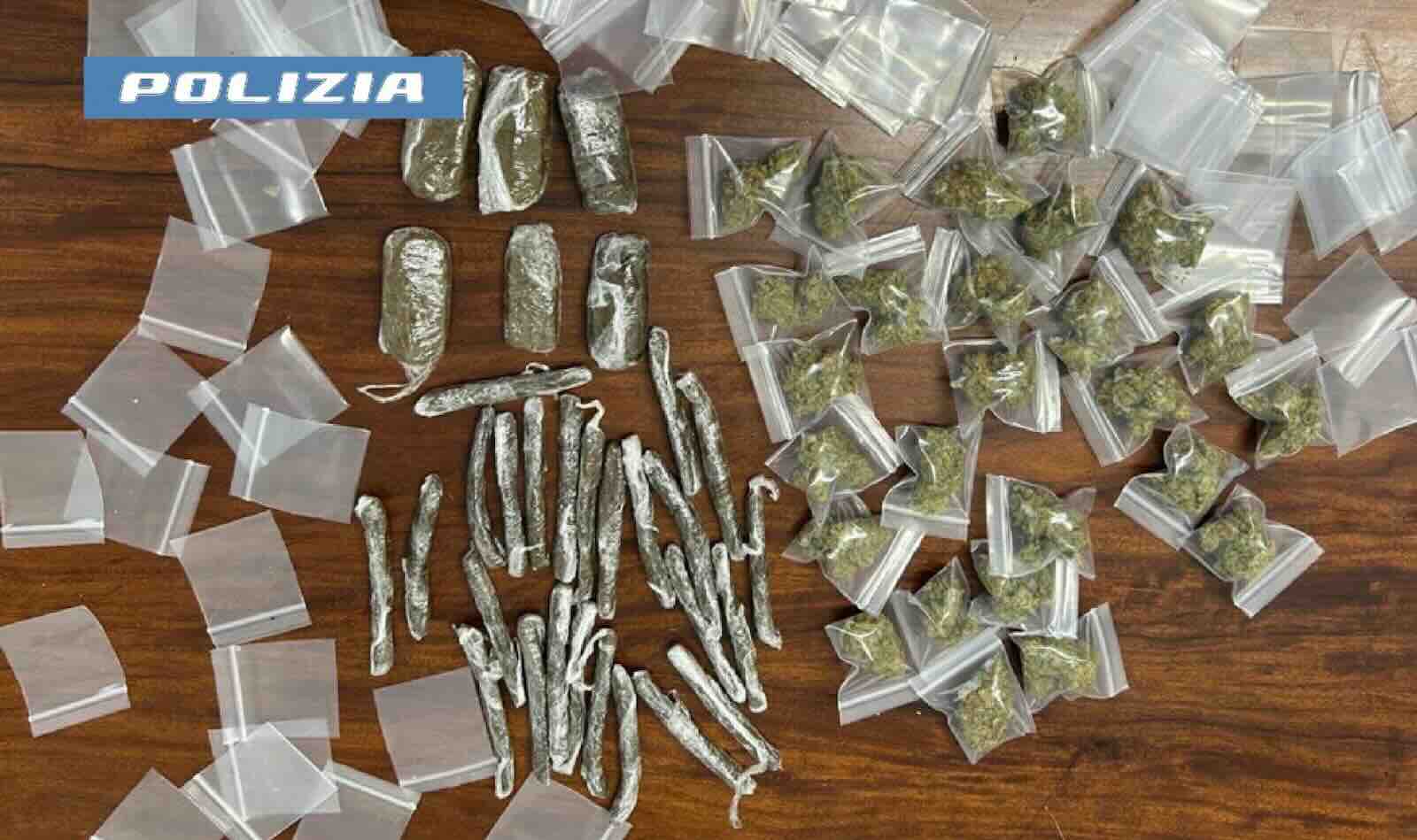 Sequestrati a Napoli oltre 50 involucri di droga in un controllo della polizia