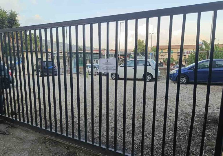 Terreno agricolo diventa autofficina abusiva: sequestrata area a Soccavo