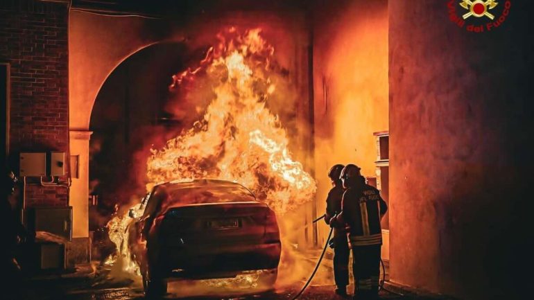 Si rifiuta di spacciare e gli incendiano l’auto: ‘Guardati le spalle’. Tre fermi