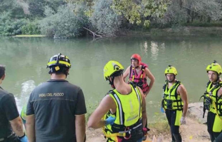 Si tuffa nel Volturno e scompare: ritrovato morto un ragazzo di 17 anni